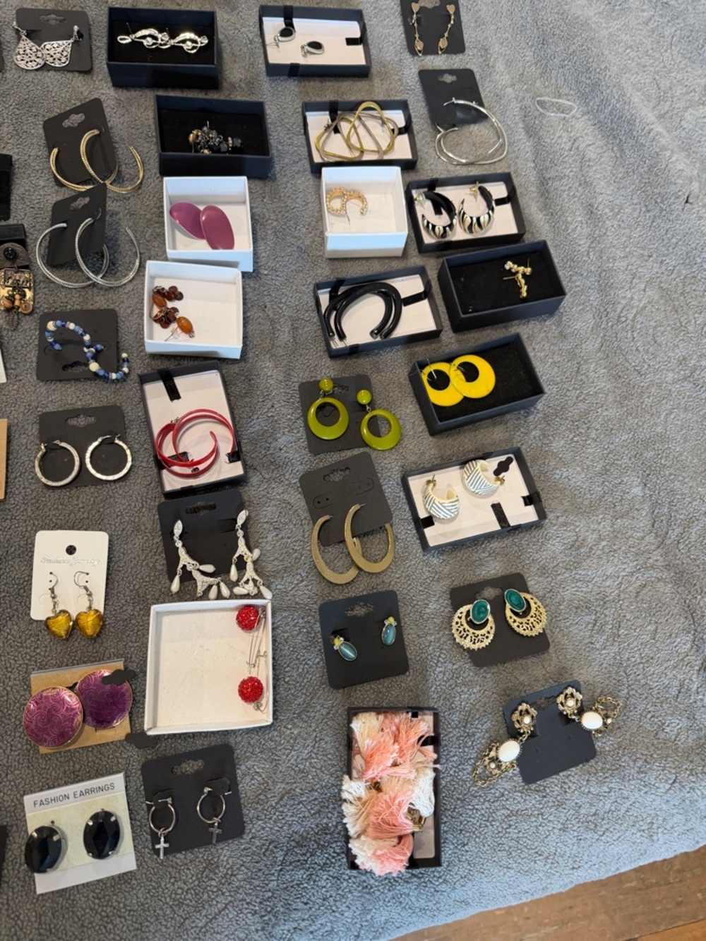 70 pairs of Assorted Women's vintage and new Earrings - All Styles - Picture 5 of 14